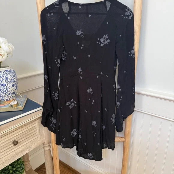 Free People Black Floral Embroidered V-Neck Bell Sleeve Mini Dress Size 0 - Picture 3 of 7